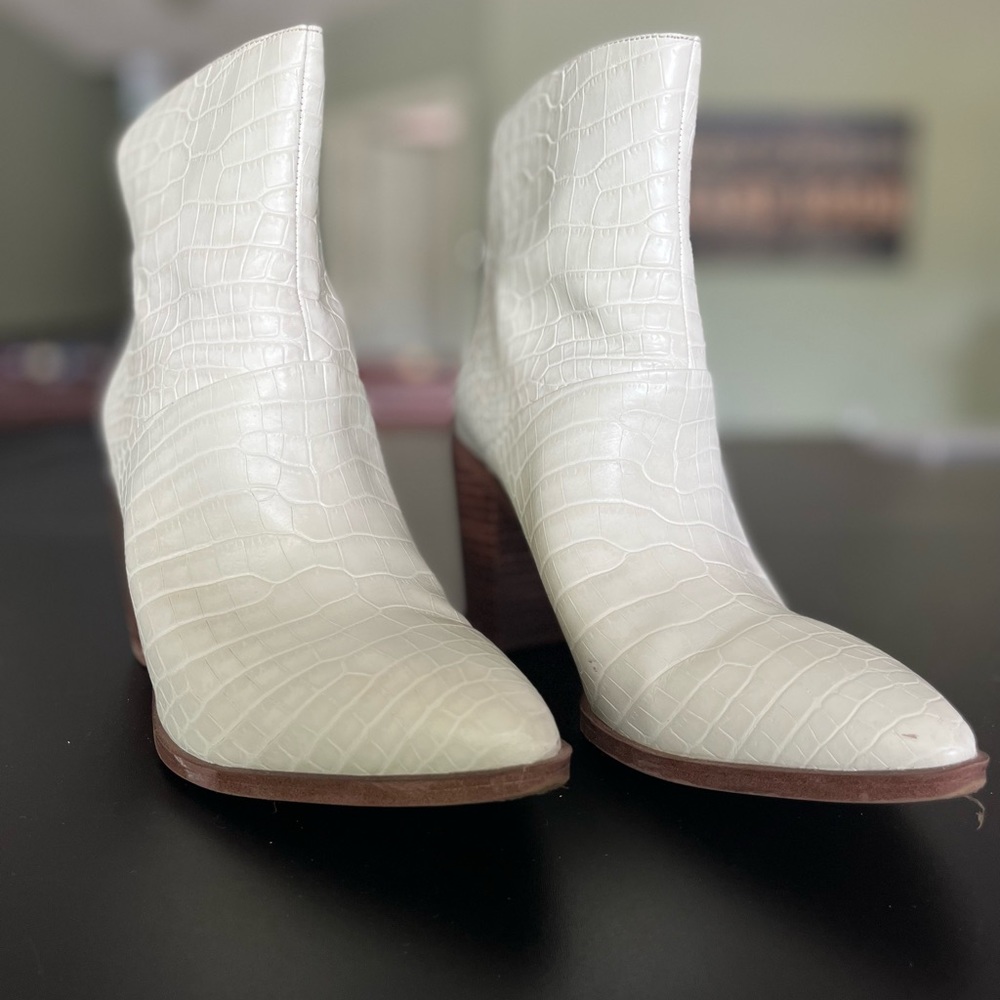 Franco Sarto cream crocodile embossed booties. Women’s size 9. Good condition.